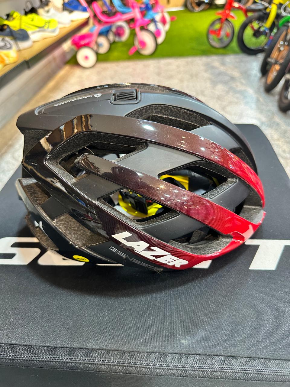 Casco LAZER Genesis MIPS RED
