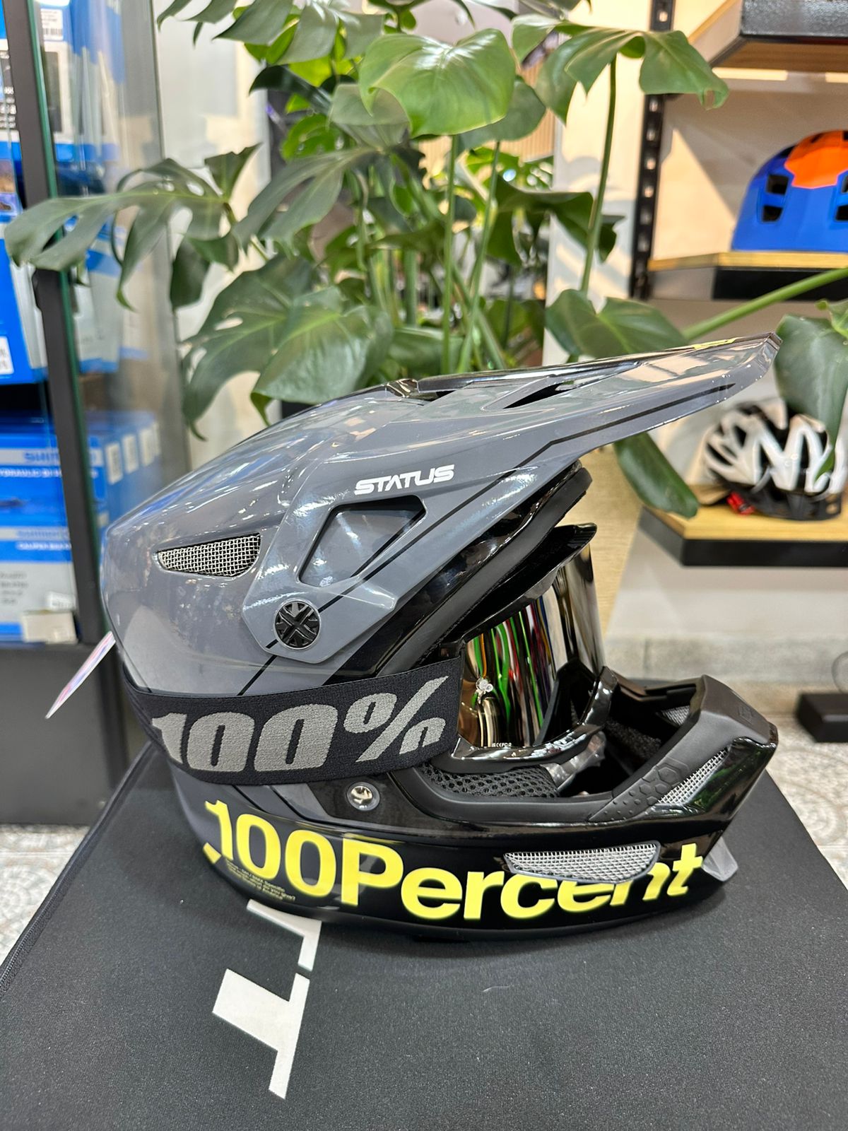 Casco Full Face 100% Status Gris Negro