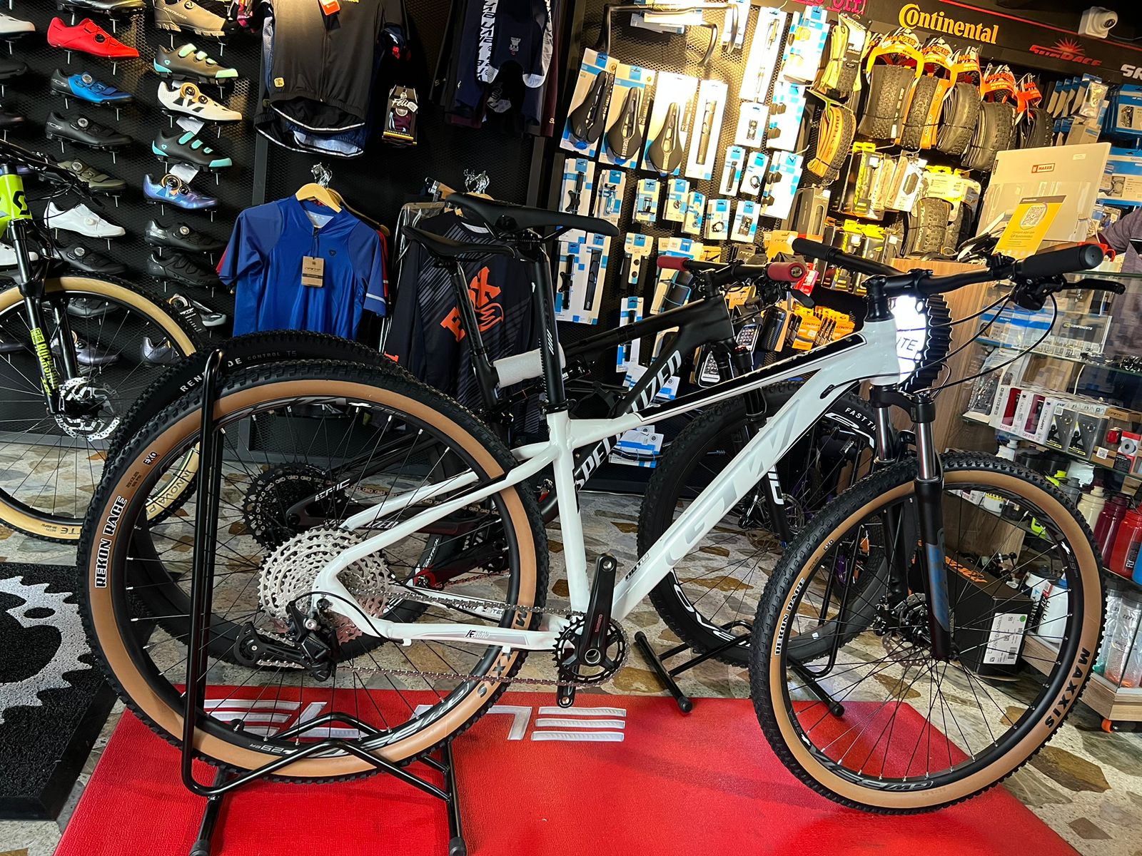 BICICLETA HYENA GW MTB RIN 29 SHIMANO DEORE 12 VELOCIDADES BLANCA